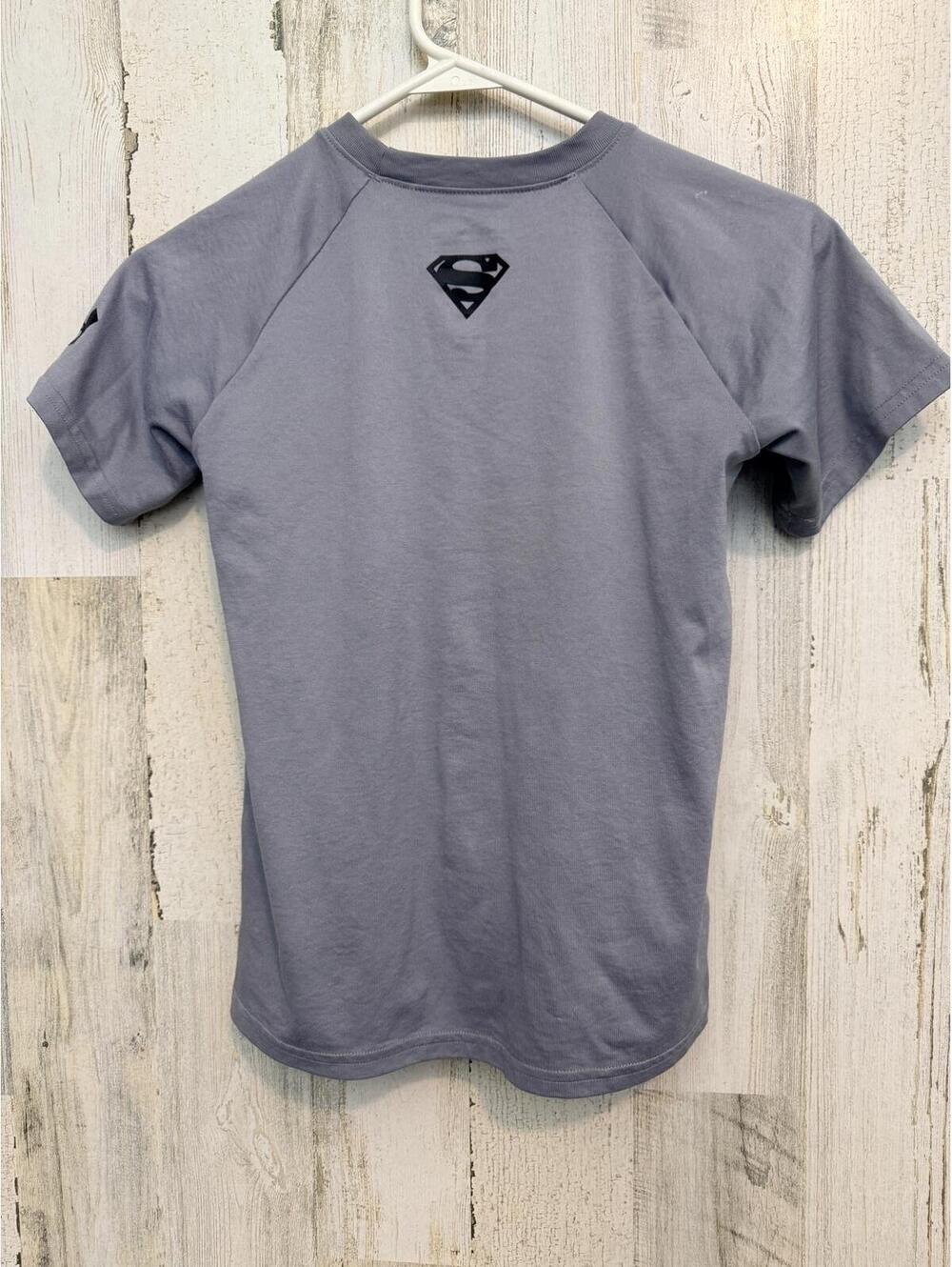 Under Boys YSM Armour Superman HeatGear Loose Fit T-Shirt - Picture 4 of 4